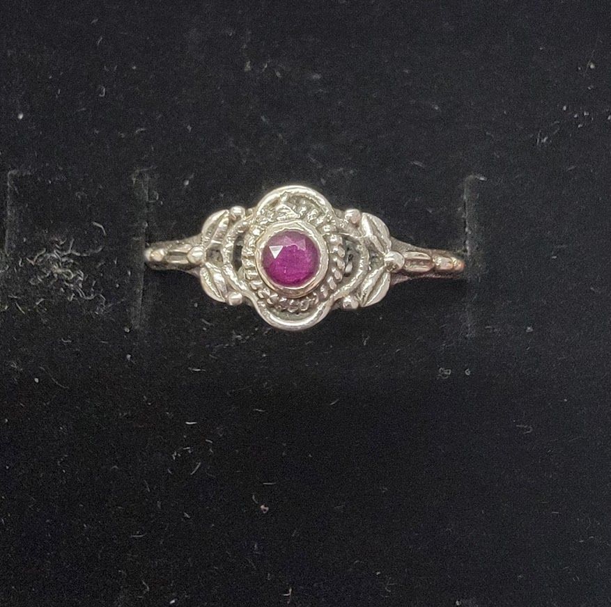 Sterling Silv. Garnet Ring